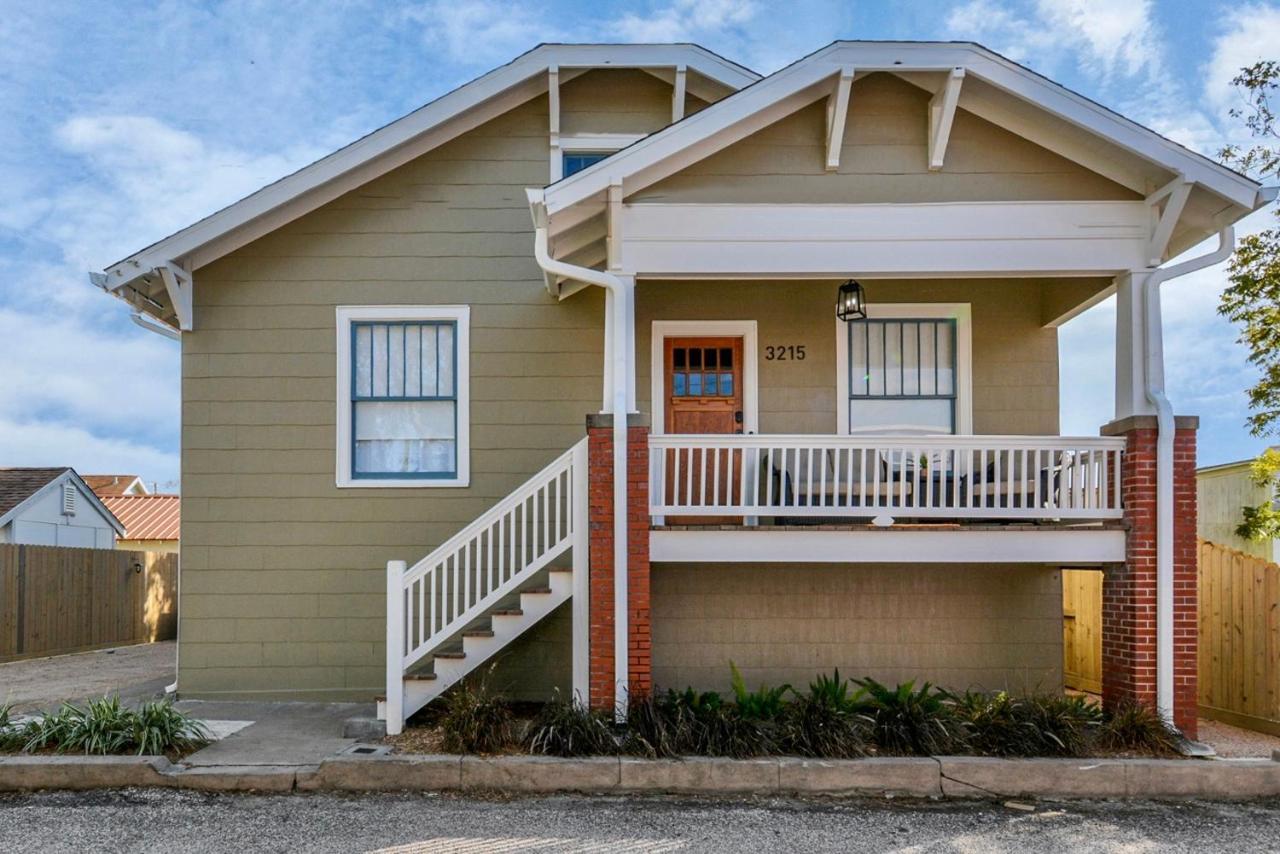 Coastal Craftsman- Walk To Beach & Pleasure Pier- As Seen On 'Restoring Galveston' Exterior photo